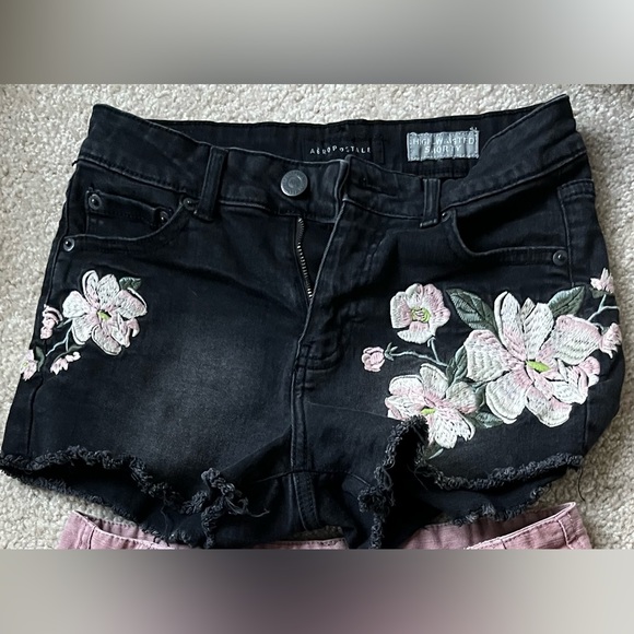 Black Aeropostale shorts w/embroidering - Picture 1 of 3